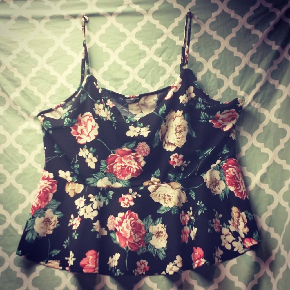 SHEIN Plus Floral Scallop Trim Peplum Cami Top